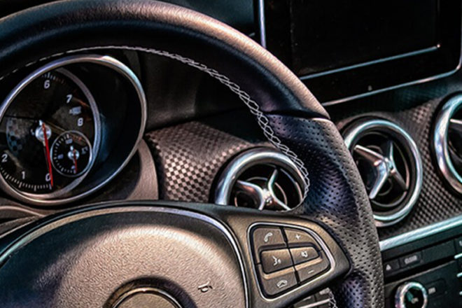 Bild mit Cockpit eines Autos der Luxusklasse. Unternehmer sollten imm an eine Dienstwagenregelung für ihre Mitarbeiter denken