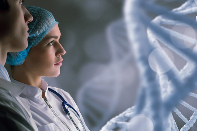 Bildmontage zeigt Frau mit Sterilschutzhaube auf dem Kopf, die auf eine DNA-ähnliche Struktur blickt. Auch Gründer brauchen Förderung, um wirtschaftlich forschen zu können