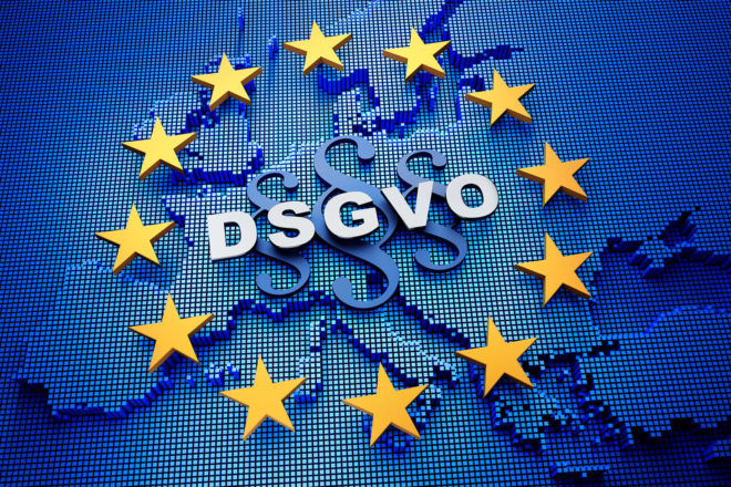 Foto der EU-Flagge mit eingeblendeter Landkarte, Paragrafenzeichen und dem Schriftzug DSGVO
