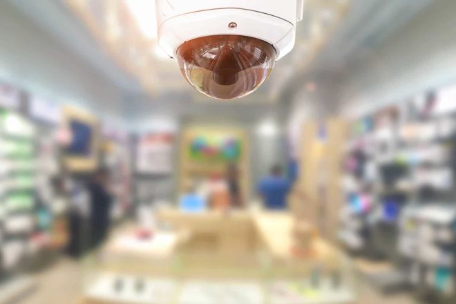 Foto zeigt Überwachungskamera im Einzelhandel, ein wichtiges Instrument der Diebstahlsicherung
