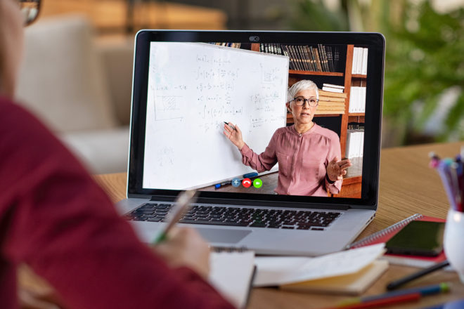 Foto zeigt vor einem Laptop sitzende Frau die digitale Beratung in Anspruch nimmt