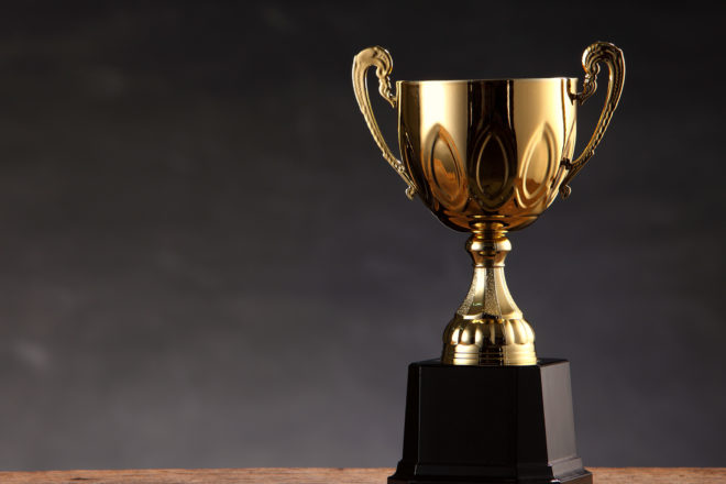 Foto zeigt den mit einem Arbeitgebersiegel sprichwörtlich verliehenen Pokal, der bei der Personalsuche allein aber wenig hilft