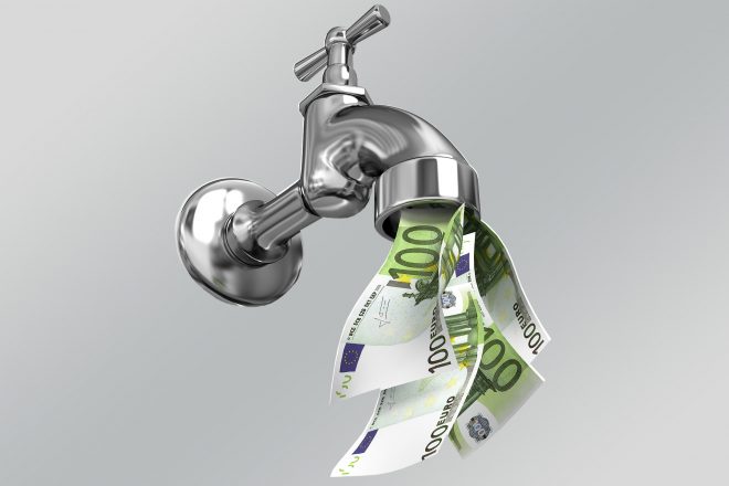 Fotomontage zeigt Wasserhahn aus dem GEldscheine quellen als Bild für das Liquiditätsmanagement mittelständischer Unternehmen