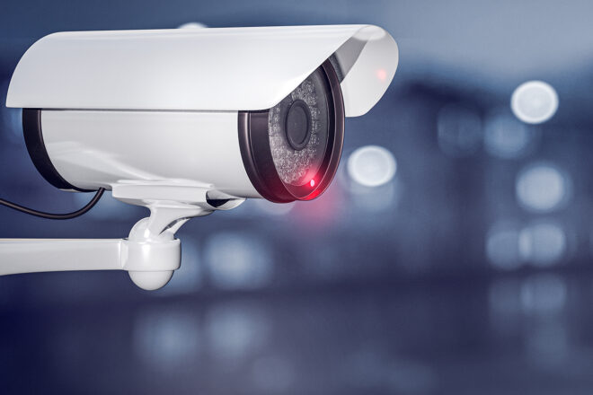Foto zeigt eine Überwachungskamera seitlich die zur Videoüberwachung am Arbeitsplatz eingesetzt wird