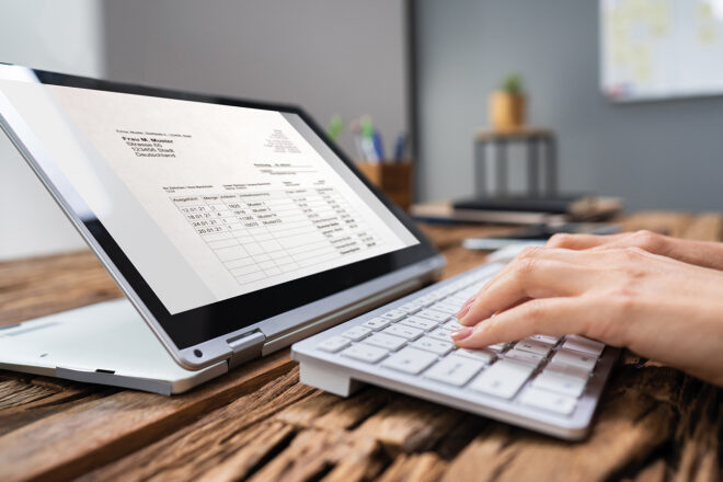 Titelbild des Fachbuchs Rechnungen schreiben - schnell, einfach, wirksam. Person erstellt eine Rechnung am Laptop.