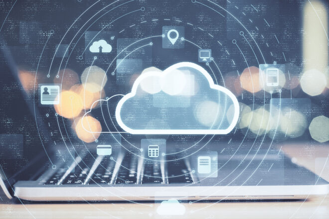 Foto von einem Laptop mit Wolke über der Tastatur symbolisiert die Themen Cloud Computing, Infrastruktur as a Service (IaaS), Software as a Service (SaaS) und Plattform as a Service (PaaS)