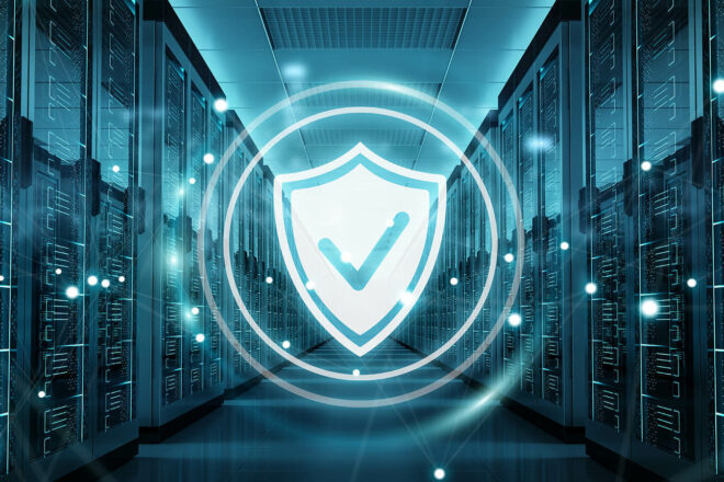 Fotomontage zeigt zum Thema Cyber-Versicherung für Unternehmen ein Secure-Check-Symbol vor dem Bild einer größeren Serverzentrale