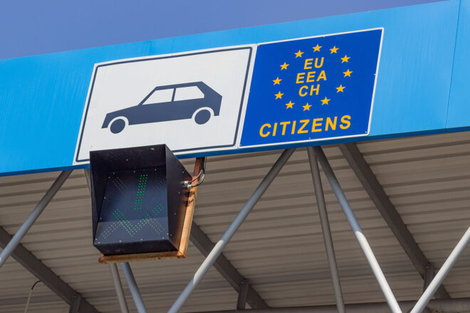 Das Foto von einem Grenzübergang symbolisiert, dass bei Dienstreisen von Deutschland ins Ausland eine A1-Bescheinigung benötigt wird, die auch dauerhaft zu haben ist – erst bei über 24 Monaten ist sozialversicherungsrechtlich eine Ausnahmevereinbarung erforderlich,