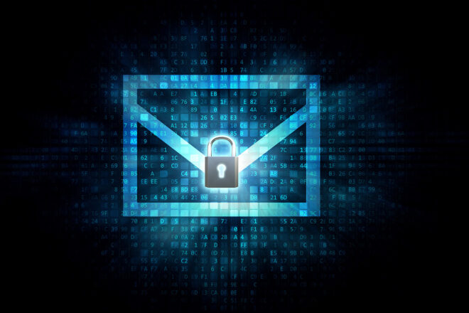 Das Bild eines Briefumschlags mit Schloss vor dem Hintergrund von Passworten symbolisiert, dass Unternehmen aie E-Mail-Verschlüsselung nutzen sollten und ihre E-Mail-Anhänge etwa per Zertifikat verschlüsseln, um den datenschutz gemäß DS-GVO zu gewährleisten.