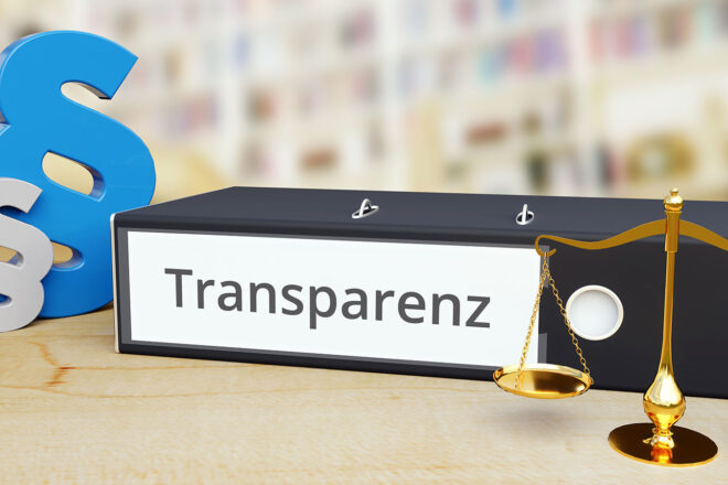Foto zeigt einen Ordner mit Aufkleberaufschrift Transparenz zum Thema Transparenzregister