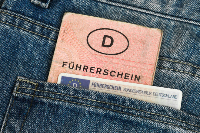 Foto zeigt die Tasche einer Jeanshose nach dem Führerscheinummtausch mit dem rosa entwerteten Papierführerschein und dem Führerschein im Scheckkartenformat