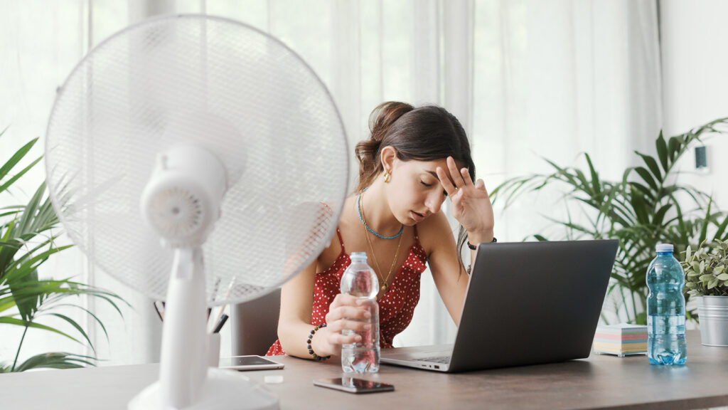 Hitze im Büro: Als Ar­­beit­g­e­­­ber die Pflich­ten ge­mäß Arbeitsrecht klären