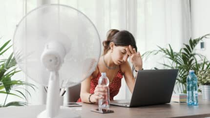 Hitze im Büro: Als Ar­­beit­g­e­­­ber die Pflich­ten ge­mäß Arbeitsrecht klären