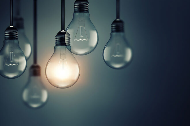 Foto von erleuchtete Glühbirnen steht als Symbol für Innovationen, Innovationsstärke, Innovationsfähigkeit, Innovationsmanagement und Innovationsberatung.