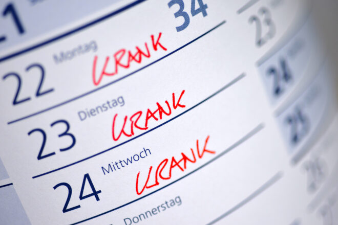 Foto zeigt Kalender mit markierten Tagen, für die Arbeitgeber nach dem Gesetz bei einer Krankmeldung zahlen müssen.