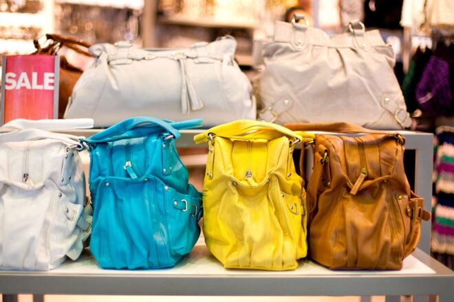 Ein Bild von mehreren Handtaschen in verschiedenen Farben steht als Symbol dafür, dass Unternehmen mit einem Mengenrabatt ihren Umsatz und Gewinn steigern können, wenn sie den Rabatt richtig berechnen