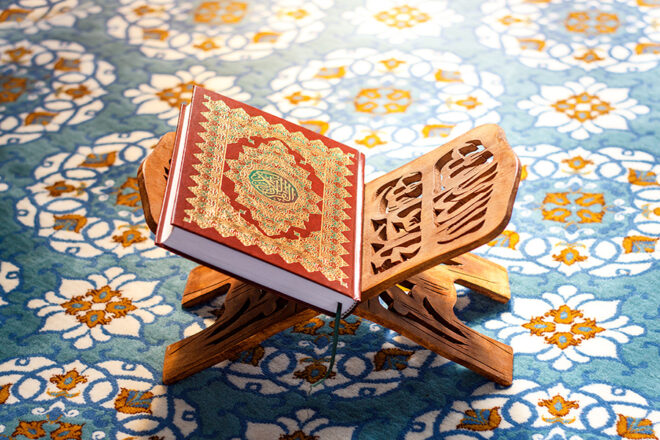 Symbolbild mit Koran auf Gebetsteppich steht für Ramadan