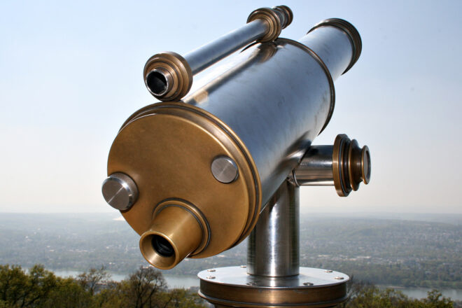 Das Bild von einem Teleskop steht als Symbol für mehr Resilienz im Finanzbereich durch bessere Weitsicht und Vorausschau.