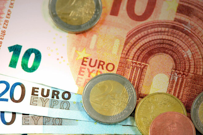 Das Foto zeigt Geldscheine und -münzen und symbolisieren die finanzielle Reserve eines jeden Unternehmens: die Rücklagen.