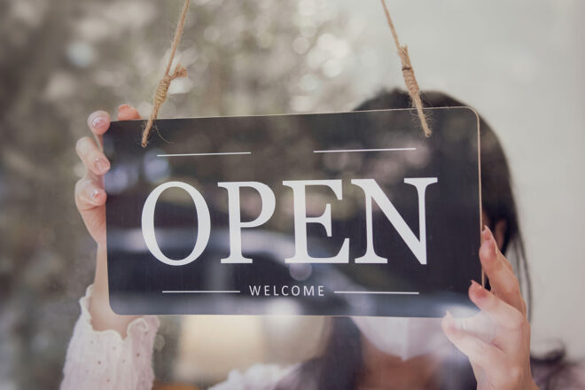 Das Foto zeigt ein Ladenschild mit der Aufschrift "open". Nach der Coronaflaute wagen es wieder mehr Menschen, ein Unternehmen zu gründen. Doch damit die Firmengründung gelingt, braucht es mehr also eine gute Idee.