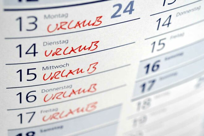 Bild vom Wochenkalender mit dem Vermerk Urlaub symboliert das Thema, ob laut Arbeitsrecht eine Urlaubsplanung durch den Arbeitgeber erlaubt ist und bis wann Mitarbeiter im Voraus ihren Jahresurlaubsplan abgeben müssen
