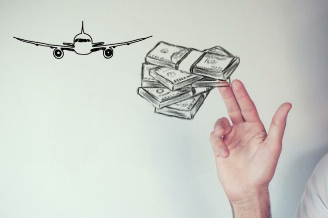 Bild mit einem startenden Flugzeug und einem Geldbündel steht als Symbol für die Frage, ob man sich etwa bei Kündigung oder Krankheit den Urlaub auszahlen lassen kann und wie die Berechnung der Urlaubstage sowie der fälligen Steuer dann aussieht